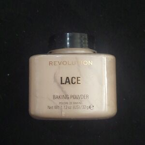 NEW Makeup revolution loose baking powder in color Lace